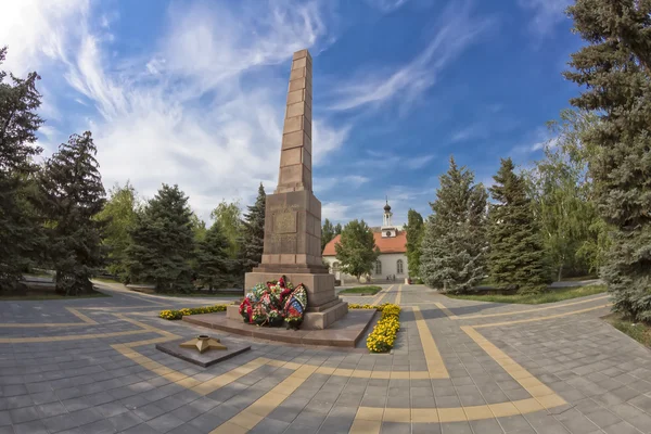 Monument aan de helden die stierf een heroïsche dood tijdens de verdediging van stalingrad op vrijheid vierkante — Stockfoto