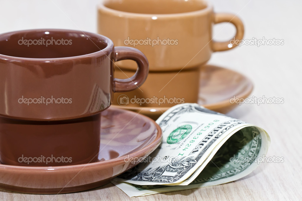 Sketch : tips in dollars in the cafe.