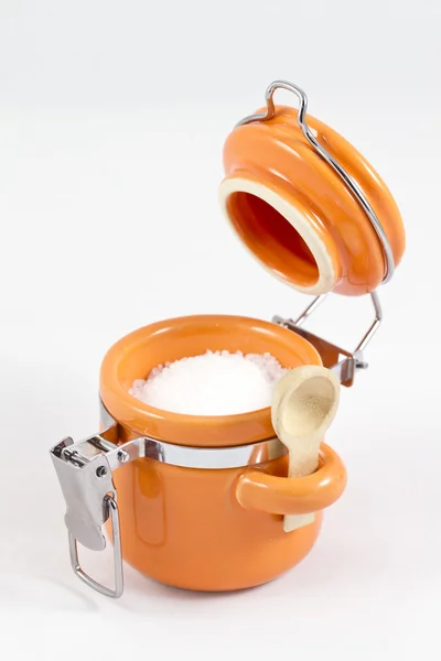 Keramische oranje zout shaker met een deksel — Stockfoto