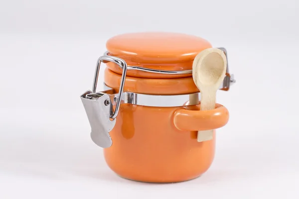 Keramiska orange saltkar med lock — Stockfoto