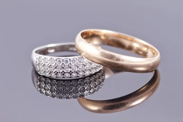 Wedding rings : gold and silver with precious stones — Stock Photo, Image