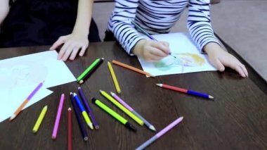 Kardeşler cadılar bayramı temasına çizim yapar.