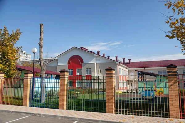 Kinderspeelplaats Van Nieuwe Kleuterschool Zonder Kinderen — Stockfoto