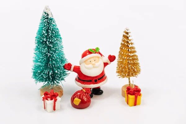 玩具圣诞老人和雪人把礼物放在玩具圣诞树下 — 图库照片