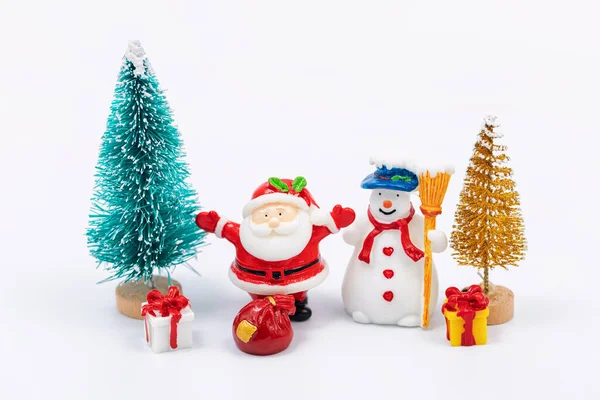 Spielzeug Weihnachtsmann Und Schneemann Legen Geschenke Unter Den Spielzeug Weihnachtsbaum — Stockfoto