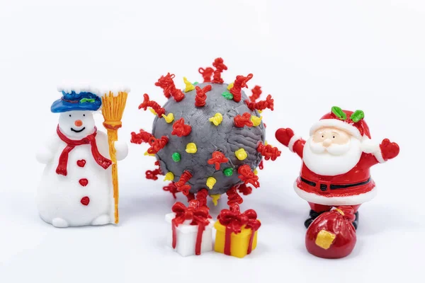 Kardan Adam Noel Baba Noel Ağacı Coronavirus Modelinin Arka Planında — Stok fotoğraf