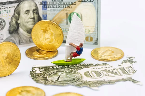 Hračkový Surfař Zlaté Bitcoiny Americká Karta Dolarů — Stock fotografie