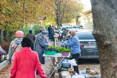 ESSENTUKI - 12 Ekim: açık gökyüzünün altında sokakta sebze ve meyve ticareti. 12 Ekim 2021 Essentuki, Rusya