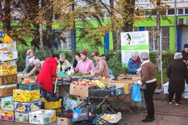 ESSENTUKI - 12 Ekim: açık gökyüzünün altında sokakta sebze ve meyve ticareti. 12 Ekim 2021 Essentuki, Rusya