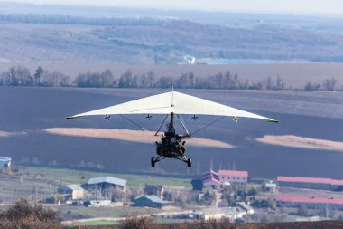 Dağlık arazide motorlu bir paraglider üzerinde çift uçuş