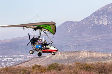 Dağlık arazide motorlu bir paraglider üzerinde çift uçuş