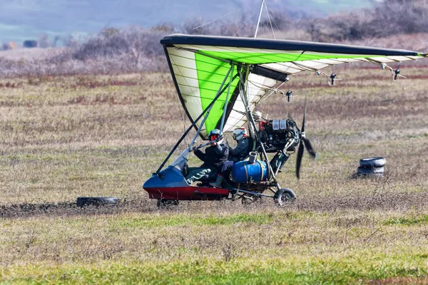 Dağlık arazide motorlu bir paraglider üzerinde çift uçuş