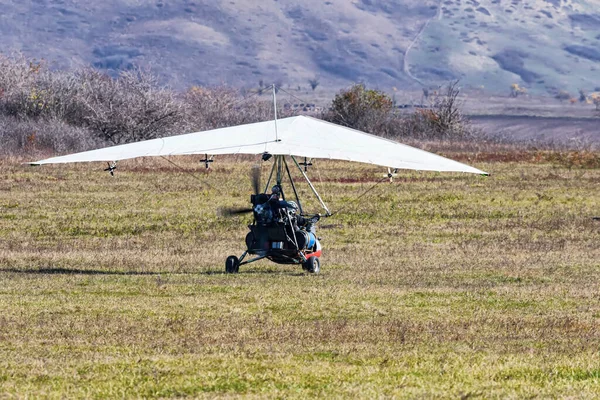 지대에서 모터가 패러글라이더를 비행하는 — 스톡 사진