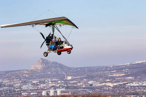 Paarflug Auf Einem Motorisierten Gleitschirm Bergigem Gelände — Stockfoto