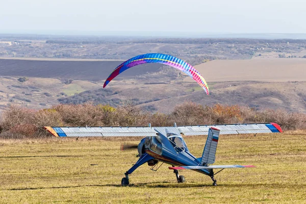 Mały Lekki Samolot Stoi Polu Startowym Przygotowuje Się Startu — Zdjęcie stockowe