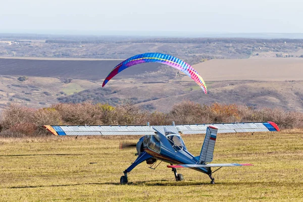 Uma Pequena Aeronave Motor Leve Está Aeródromo Campo Preparando Para — Fotografia de Stock