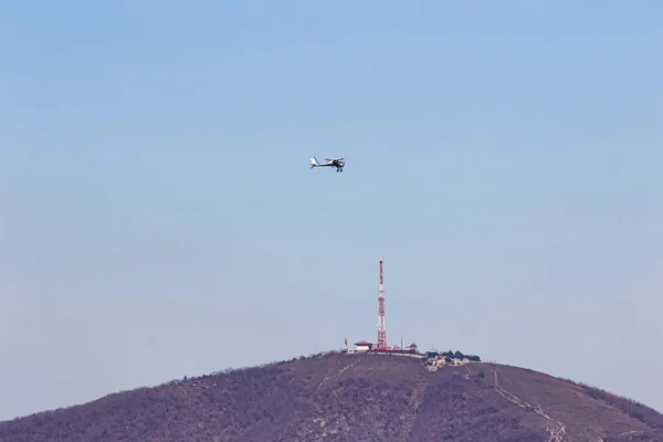 Pequeño Avión Ligero Vuela Contra Fondo Pico Montaña Con Una —  Fotos de Stock