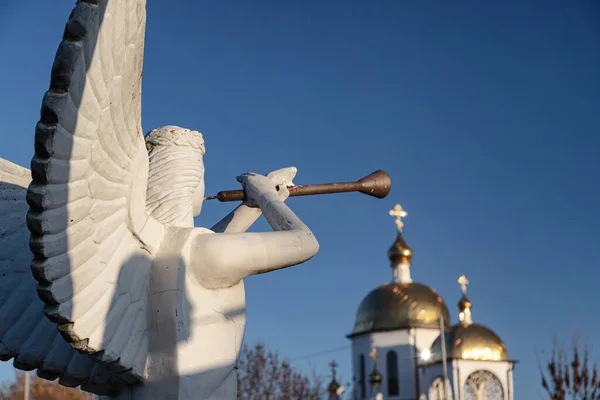 Engleskulptur Med Vindinstrument Mot Den Ortodokse Kirkes Gylne Kupler – stockfoto