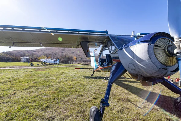 Small Light Engine Aircraft Stands Field Airfield Preparing Takeoff — Stock Photo, Image