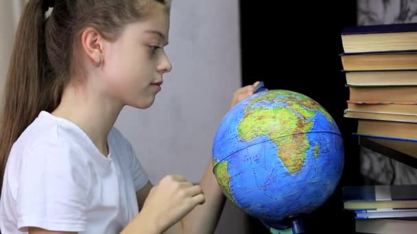 Una estudiante estudia geografía en el mundo — Vídeos de Stock