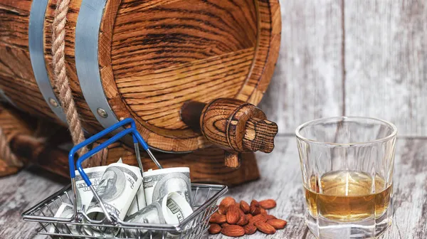 Eichenfass Gebrannte Mandeln Glas Whisky Und Zigarre — Stockfoto