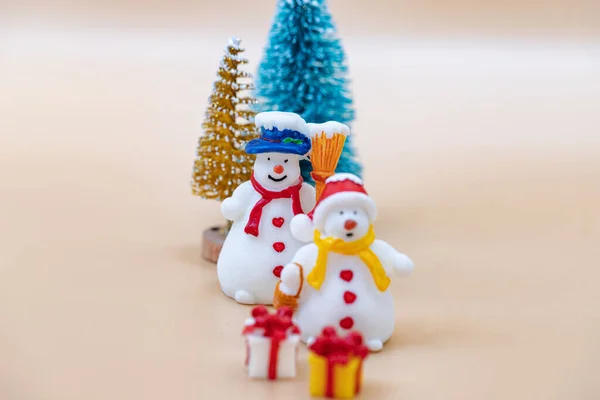 圣诞树 礼物和美元的玩具 — 图库照片