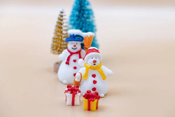 Toy Figures Snowmen Christmas Tree Gifts Dollars — Stock Photo, Image