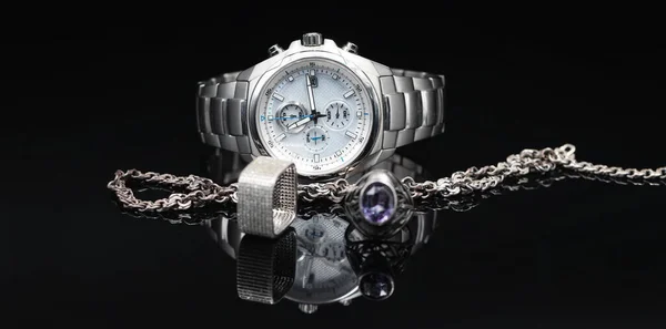 チタンケースと銀製の女性用ジュエリーの男性用腕時計 — ストック写真
