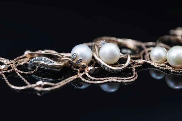 Boucles Oreilles Bagues Avec Perles Blanches Reposent Sur Une Surface — Photo