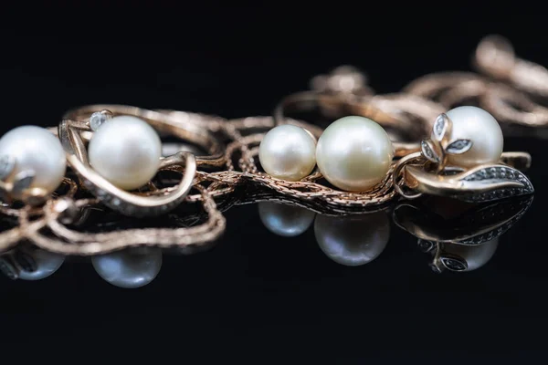 Pendientes Anillos Oro Con Perlas Blancas Encuentran Una Superficie Espejo —  Fotos de Stock