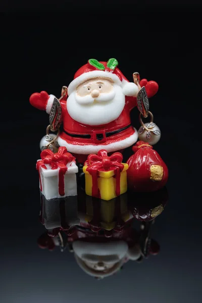 Zabawka Santa Claus Posiada Złotą Biżuterię Prezenty — Zdjęcie stockowe