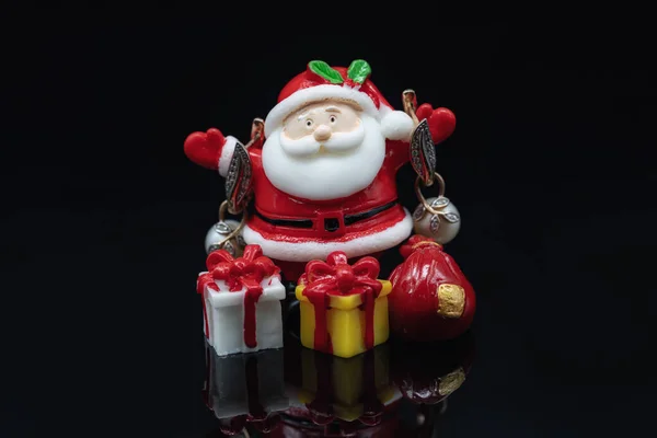 玩具圣诞老人拥有黄金珠宝和礼物 — 图库照片