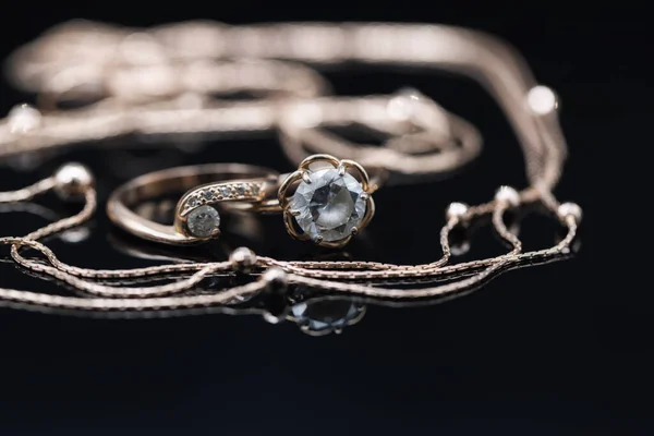 Anéis Ouro Com Pedras Preciosas Diferentes Tamanhos Uma Elegante Corrente — Fotografia de Stock