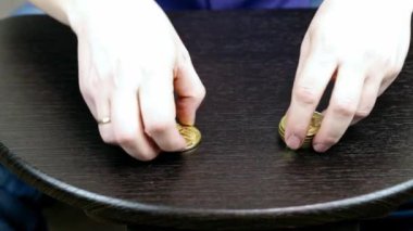 Büyük altın Bitcoin para ahşap bir masa üzerinde döner