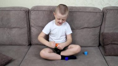 Anaokulundan bir çocuk inşaat setinden kule inşa ediyor.