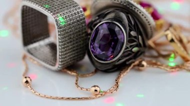 Çeşitli şekillerde gümüş halkalar kaotik renkli lazer ışınlarıyla aydınlatılır.