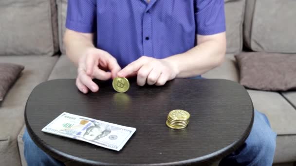 大金币比特币在木制桌子上旋转 — 图库视频影像