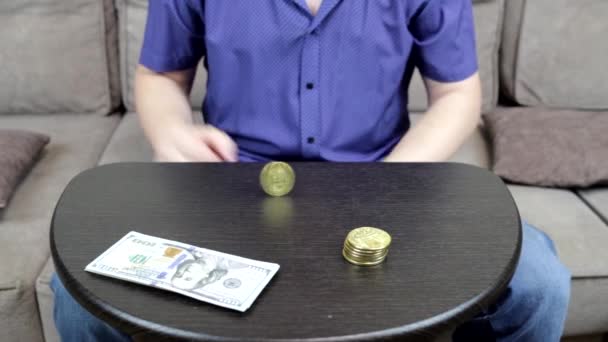 Grande moneta d'oro bitcoin ruota su un tavolo di legno — Video Stock