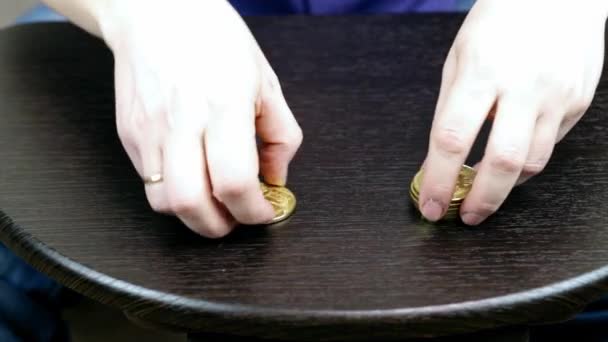 Grote gouden Bitcoin munt draait op een houten tafel — Stockvideo