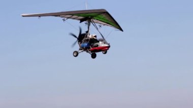 Kafkasya Dağları 'nın arka planına karşı motorlu bir planörle Pyle havaalanına inmek