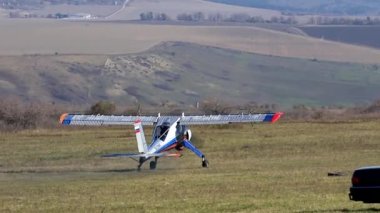 Dağlık bir bölgedeki havaalanından hafif motorlu bir uçağın kalkışı.