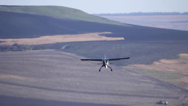 Mendarat dari pesawat bermesin ringan dengan baling-baling di lapangan terbang — Stok Video