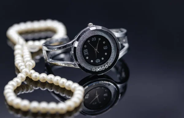 Reloj para mujer en la caja de metal original y un collar de perlas — Foto de Stock