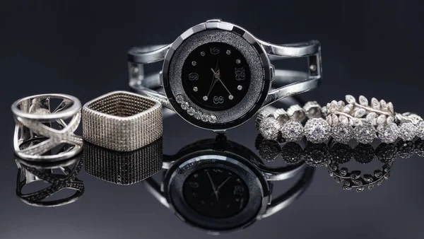 Κομψό γυναικεία ρολόγια σε μια μεταλλική θήκη και κοσμήματα από ασήμι — Φωτογραφία Αρχείου