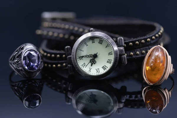 Usædvanlige dame ure med brun læderrem og smykker - Stock-foto