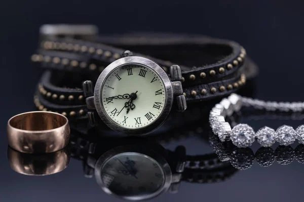 Relógios femininos incomuns com pulseira de couro marrom e jóias — Fotografia de Stock