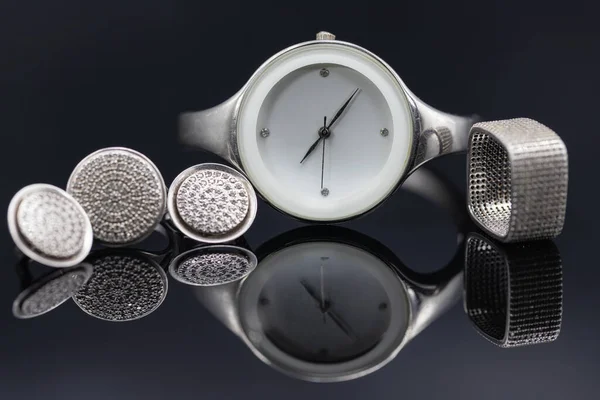 Elegantes relógios femininos em uma caixa de metal e jóias feitas de prata — Fotografia de Stock