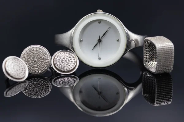 Elegantes relojes para mujer en una caja de metal y joyas de plata —  Fotos de Stock