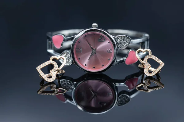 Zarif altın kadın mücevherleri ve pembe kadranlı bir saat. — Stok fotoğraf