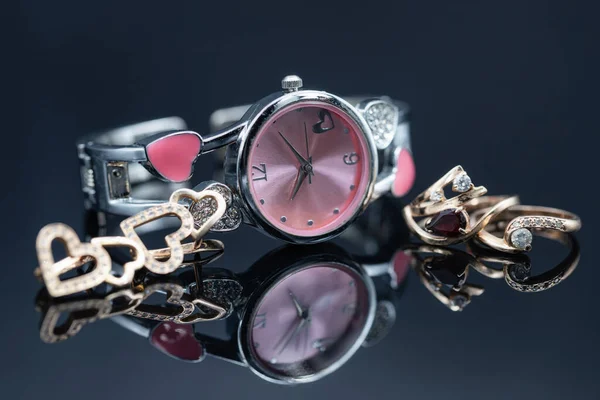 Κομψό χρυσό γυναικεία κοσμήματα και ρολόι με ροζ καντράν — Φωτογραφία Αρχείου